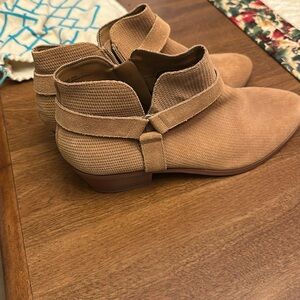 Violet & Red Women's Tan Ankle Boots